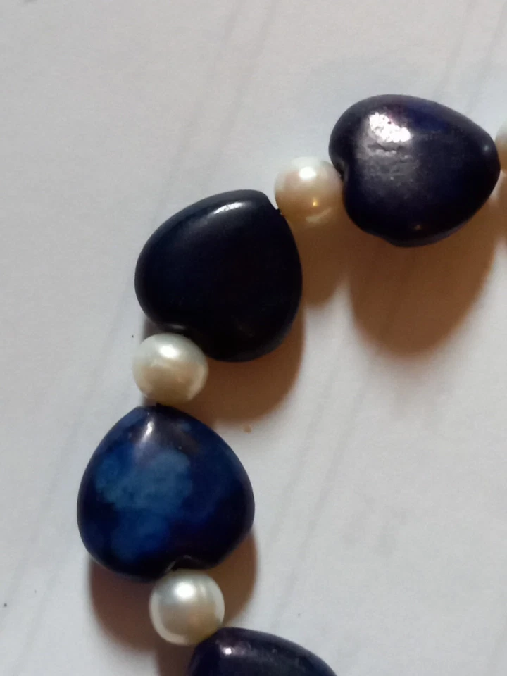 Pulsera elástica de lapislázuli y perlas con espaciador plateado Foto 3 de 4