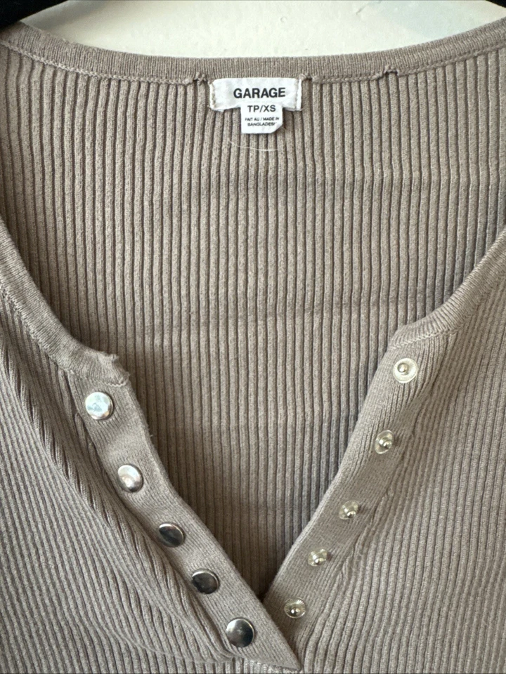 Blusa cropped manga longa bege marrom detalhe de pressão manga longa extra pequena XS - Imagem 3 de 4