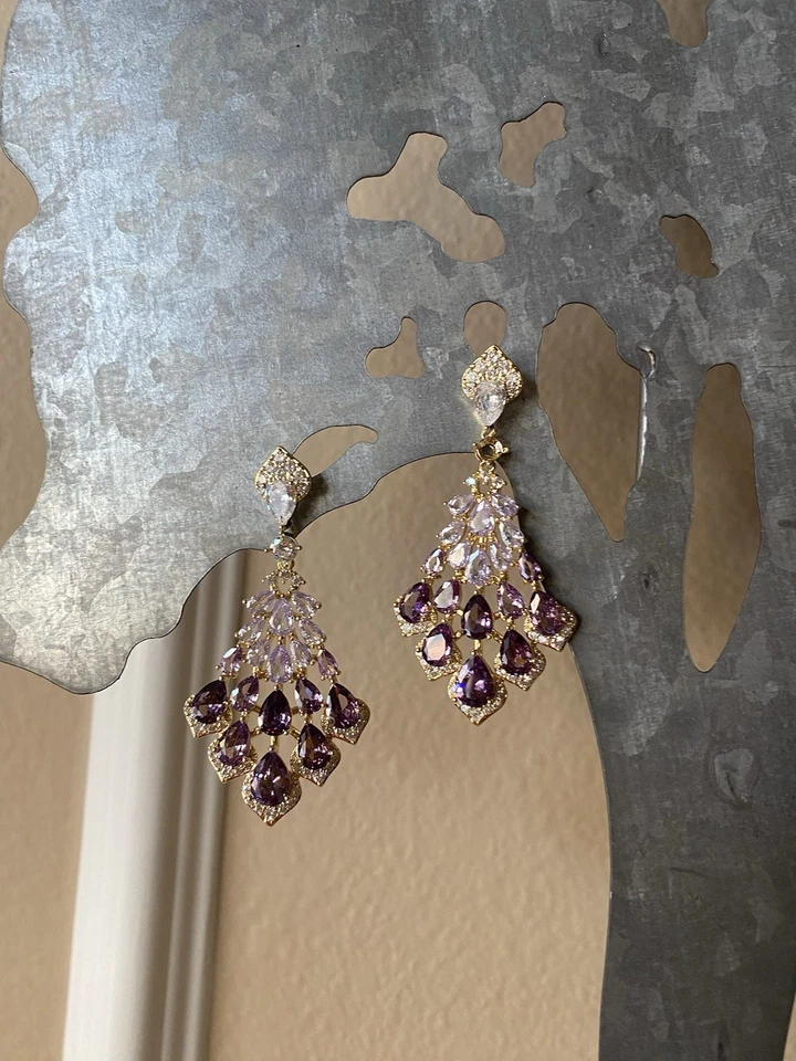 Pendientes de araña colgante de amatista cultivada en laboratorio personalizados de oro de 24 quilates sobre titanio Foto 4 de 4