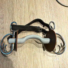 rigid bar horse bit with bit guards
