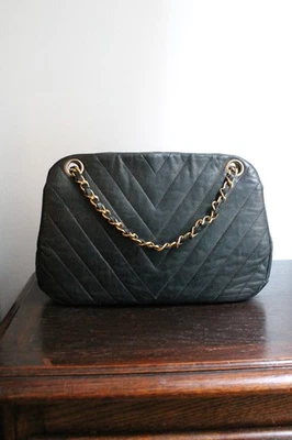 Chanel sac à main modèle Chevron en cuir noir vintage - Photo 1/4