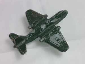 avion militar de juguete