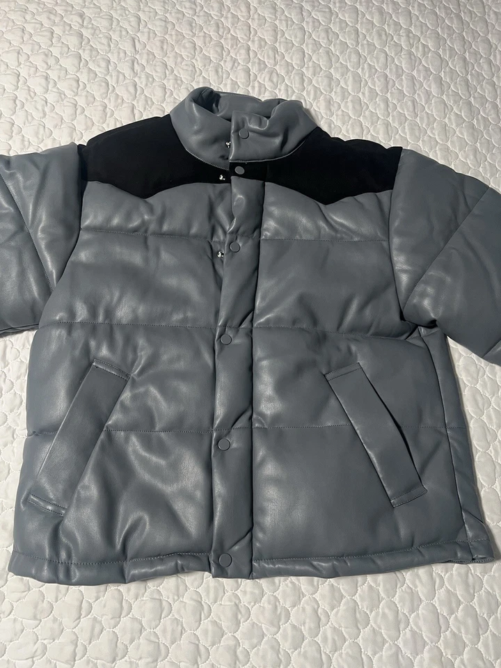 Chaqueta acolchada grande de cuero vegano para hombre, color gris tormentoso Foto 2 de 4