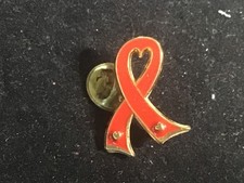 pins RUBAN ROUGE SIDACTION symbole international lutte contre le SIDA VIH