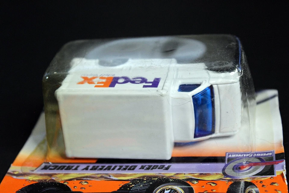 Matchbox FedEx Delivery Truck Ford Box Truck 1:60 Scale Series 12 #59 1999 - Image 3 of 4