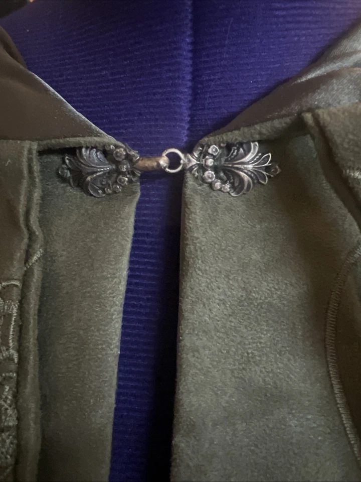 Capa renacentista con capucha bordada Elvin, gamuza en relieve capa verde oliva Foto 4 de 4