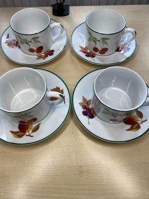 4 x ROYAL WORCESTER EVESHAM VALE TASSE & UNTERTASSEN GRÜNER Rand sehr guter Zustand