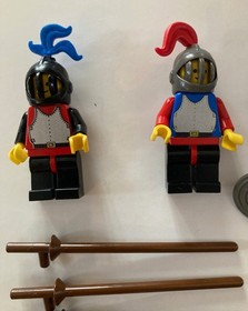 2 Lego Castle Lion Knights: 6021 JOUSTING KNIGHTS & 6039 TWIN ARM LAUNCHER- 100%