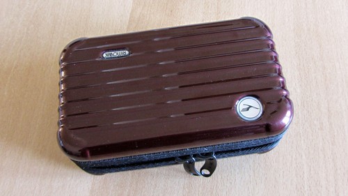 Lufthansa First Class Rimowa Cabin Amenity Kit bordeaux metallic NEU & BEFÜLLT ! - Bild 2 von 2