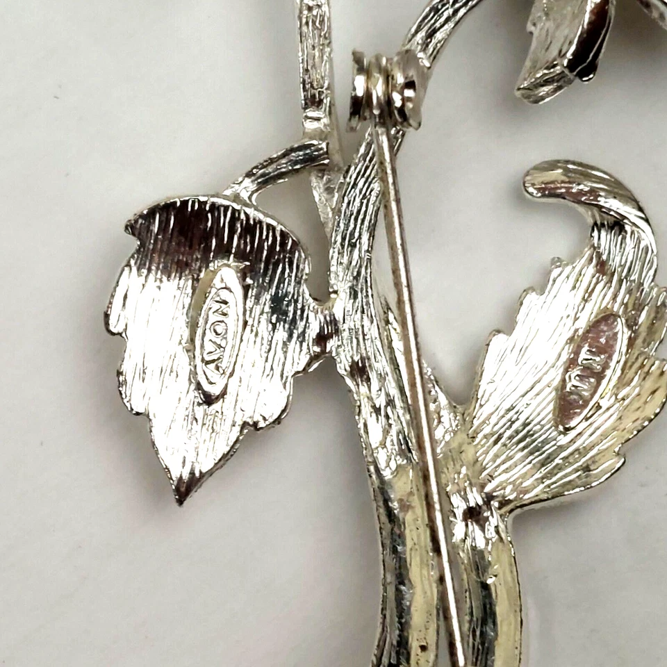 Broche/broche flor branca tom ouro e prata strass e pérolas AVON SP - Imagem 3 de 3