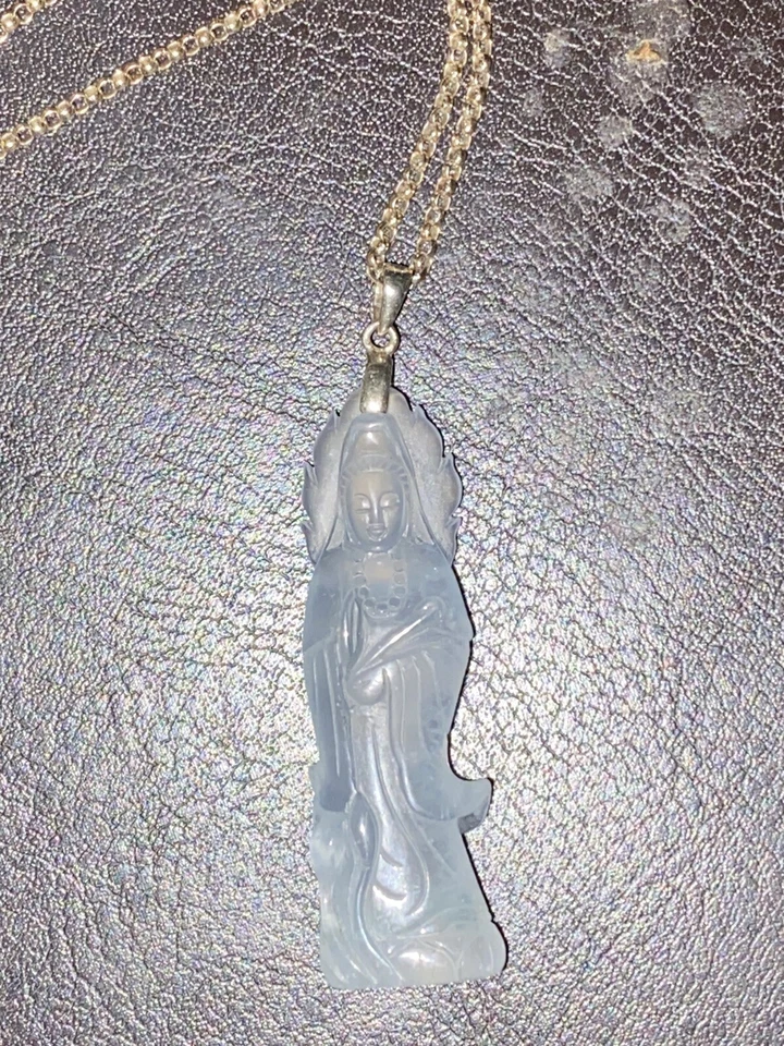 Collar de cadena transparente de jadeíta helada sobre oro Foto 4 de 4