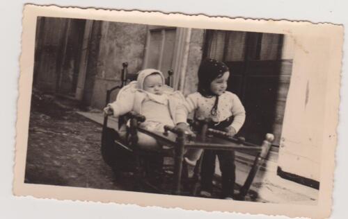 PHOTO ANCIENNE BEBE dans chaise haute dépliée en table à roulette/PETIT ENFANT - Bild 1 von 1