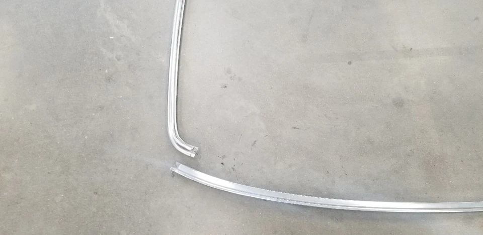 81 MERCEDES BENZ 300D REAR BACK GLASS CHROME TRIM SURROUND - Image 2 of 4