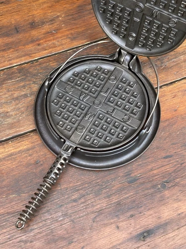 Griswold Cast Iron CLOWS #8 Waffle Iron