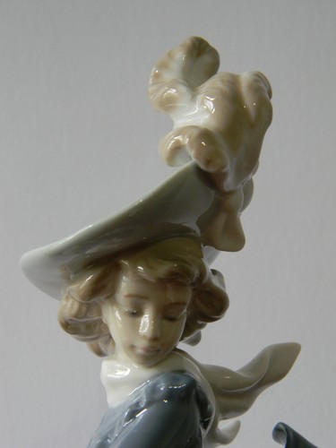 Lladro NAO Daisa 1985 Elegant Victorian Lady Wearing Feather Hat & Hand Muff - Picture 14 of 22