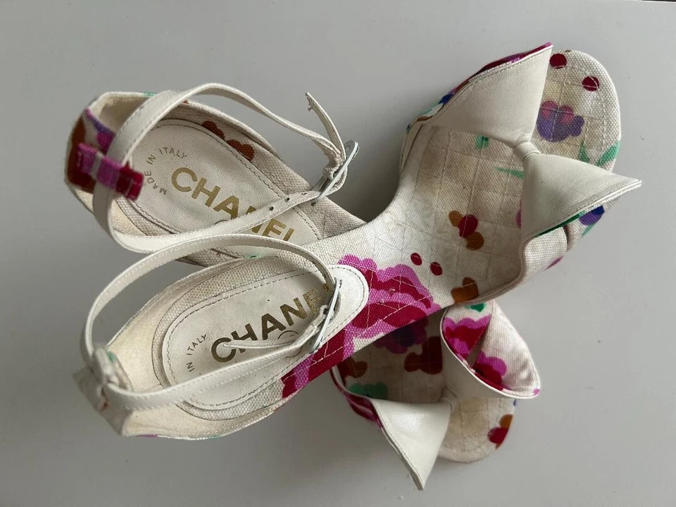 CHANEL CC LOGO CAMELLIA FLOWER CANVAS PUMPS ,SIZE 36' BLAK FRIDAY! sale - Image 3 of 4