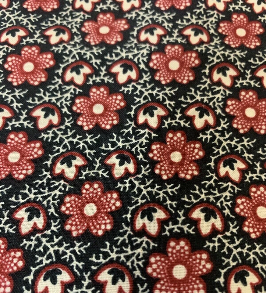 Tela acolchada con estampado floral de Windham granate y flores crema en negro 1 + yardas Foto 2 de 4