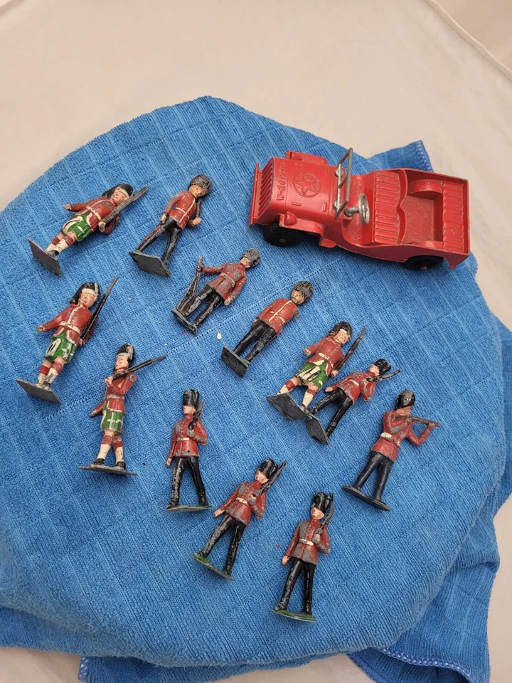 Figura de juguete de plomo/metal 13 piezas de colección 12 soldados de guerra y 1 coche jeep - Leer Foto 2 de 4