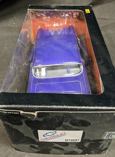 Chevy '57 personalizado escala 1:18 de Hot Wheels - púrpura con llamas - Imagen 4 de 4