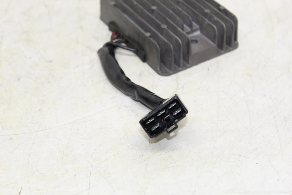 04 05 Regulador de voltaje rectificador Suzuki GSXR 600 Foto 3 de 4
