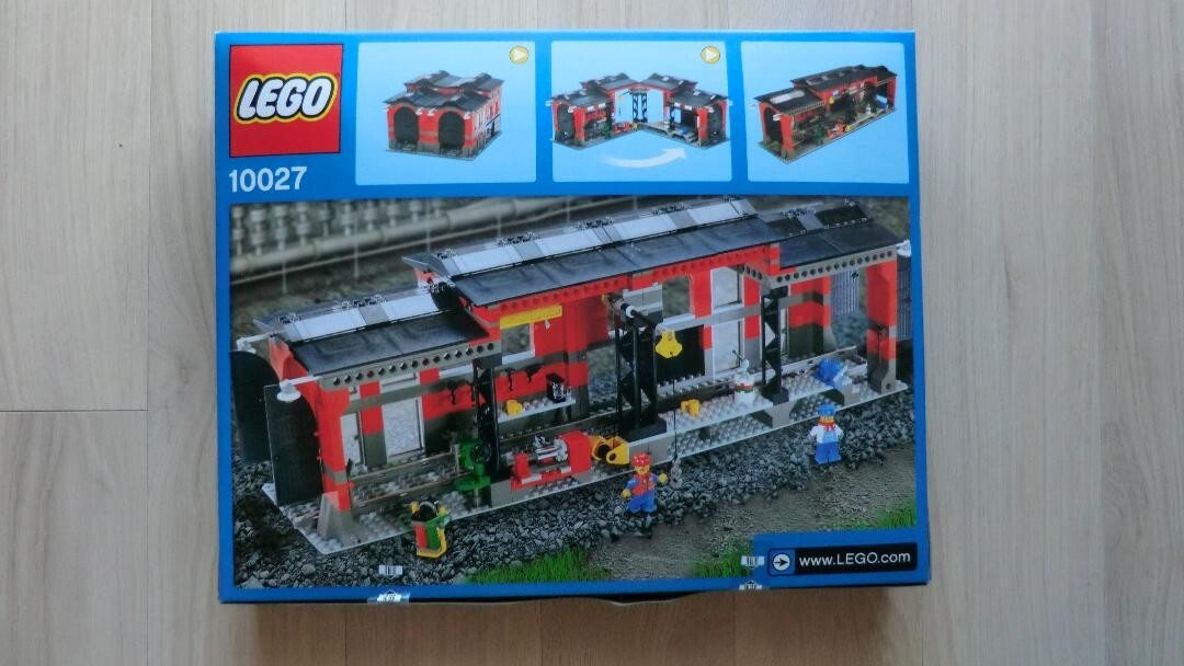 LEGO World City Train Engine Shed 10027 In 2003 New Retired 