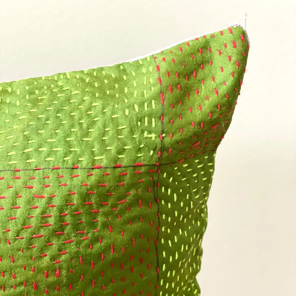FUNDA DE ALMOHADA DE SEDA KANTHA VERDE LIMA BENGAL VINTAGE 24 X 14 Foto 2 de 3