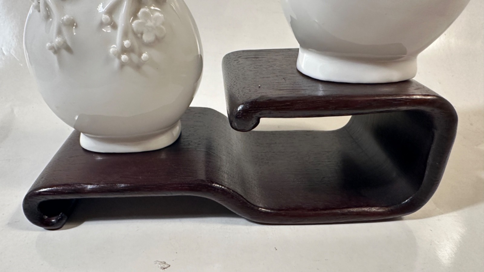 A PAIR OF CHINESE ANTIQUE St Cloud BLANC DE CHINE PORCELAIN VASE