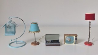 VINTAGE LUNDBY BARTON DOLLS HOUSE ITEMS LAMPS STEREO TV BIRDCAGE