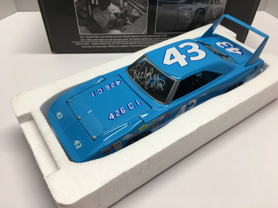 RICHARD PETTY AUTOGRAFIADO 4X #43 1970 SUPERBIRD 1/24 UNIVERSIDAD DE CARRERAS + TARJETAS Foto 2 de 4