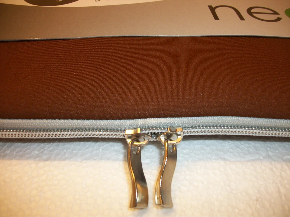 Funda de neopreno SUMDEX Neoart para mensajero MARRÓN con cremallera para portátil de 15,6" Foto 3 de 4