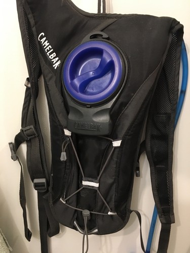 Zaino Camelbak Slim usato blu nero con vescica 1 tasca e cordoncini elastici - Foto 2 di 2