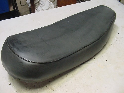 BSA B25 TRIUMPH T25 1971 72 SEAT PART # 83-2621 GOOD PAN AND COVER IS GOOD WITH - Picture 3 of 6