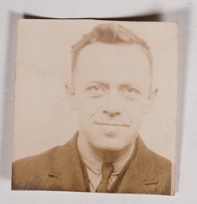 Vtg B&W Photobooth Snapshot Handsome Man In Suit And Tie Close Up Portrait 1940s
