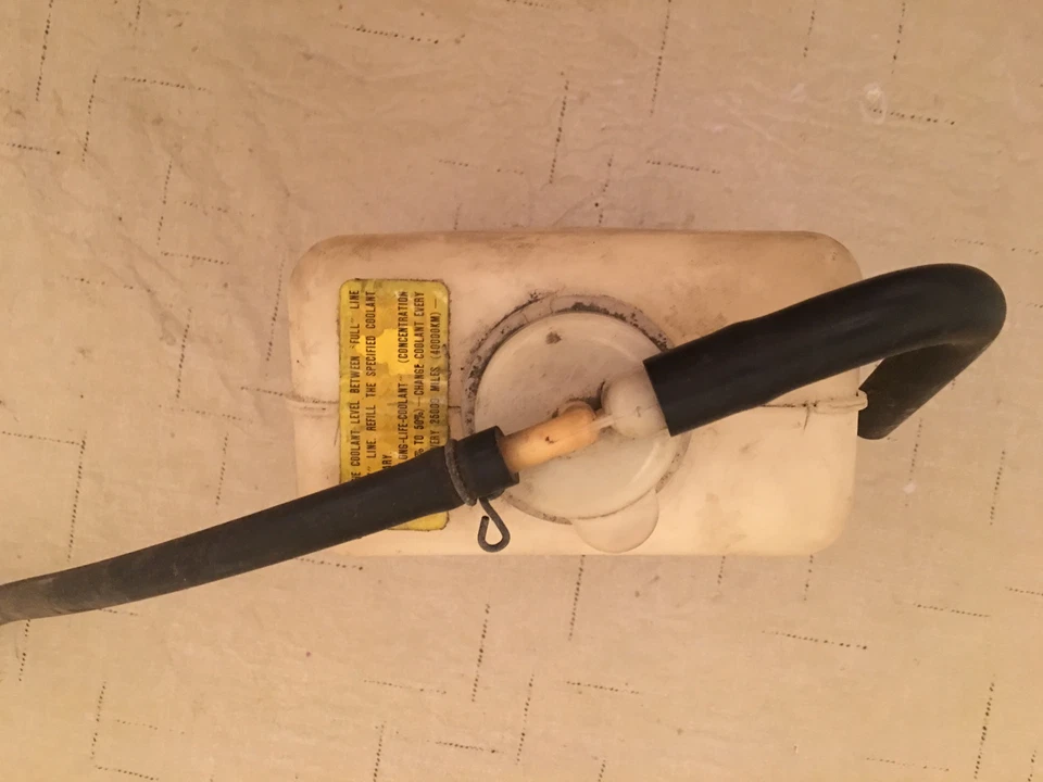 1987 三菱 Cordia 冷却液瓶 — 第 2/4 张图片