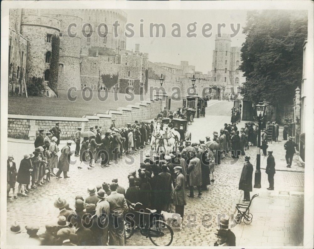 1929 Crowds Cheer Britain Premier Ramsey MacDonald Windsor Castle Press Photo