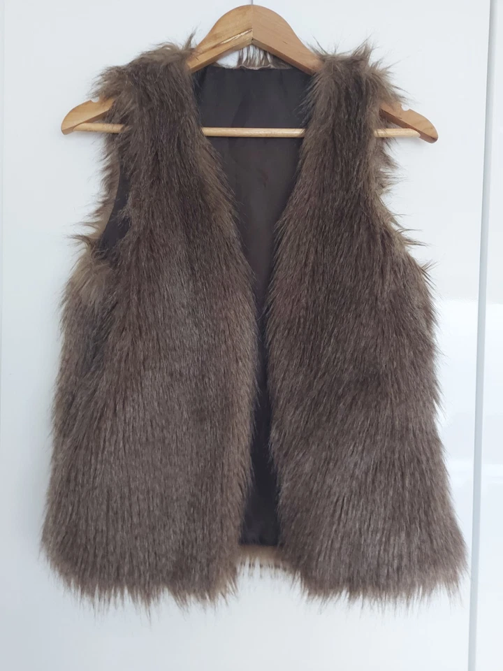Women's Faux Fur Bodywarmer/Gillet. Size Small. Worn Once. Very Good Condition - Image 2 of 4
