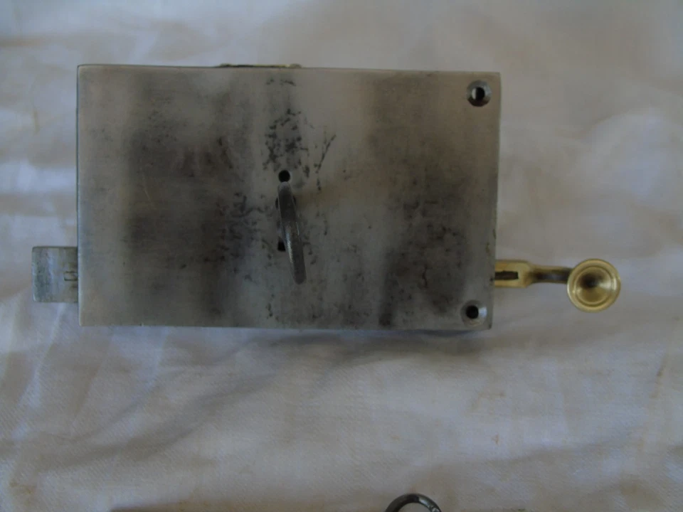 Grande serrure ancienne métal et laiton à tirette 2 clés bel état marqué MC - Photo 2/4