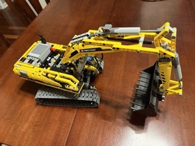 LEGO TECHNIC: Motorized Excavator (8043)