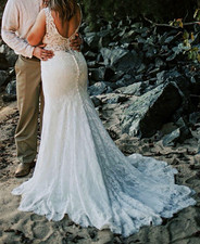 Ivory Lace V-Neck Mermaid/Trumpet Wedding Dress with Train