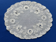 ancien  napperon  tulle brodé et festonné main : 38 X 31 cm   (O34)