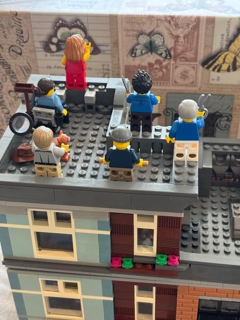 LEGO Creator Expert 10246 Detective's Office – Complete with Manual & Minifig - Image 4 of 4