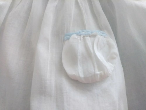 Vintage 50er Jahre Kleinkind Kleid, weiß transparente Baumwolle & babyblauer Rand, Handarbeit - Bild 6 von 6