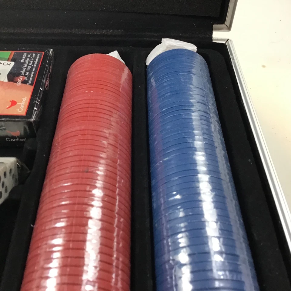 Cardinal's Texas Hold 'Em Tournament Poker Set Aluminium Carry Case Card Game 🃏 - Image 3 of 4