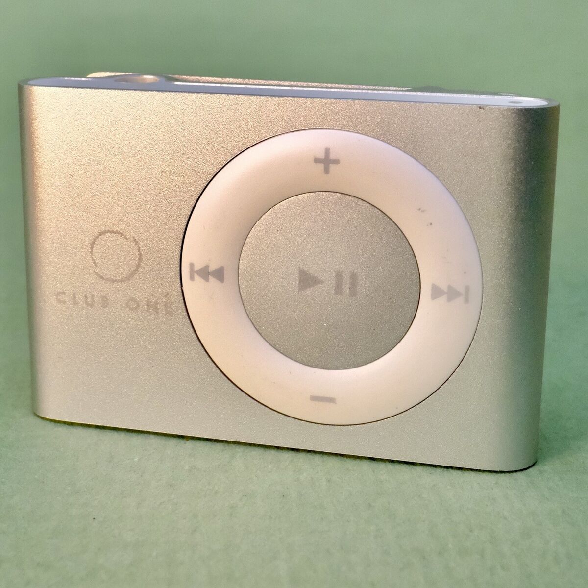 Apple A1204 iPod shuffle 2 GB 2nd Generation Silver Grade A Apple A1204 iPod shuffle 2 GB 2nd Generation Silver Grade A