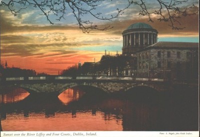 Vintage JOHN HINDE Postkarte Dublin Irland Fluss Liffey vier Höfe Sonnenuntergang