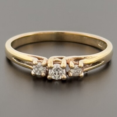 Ring 9 kt Gelbgold 0,15 kt Diamant mit drei Steinen Größe K gepunzt