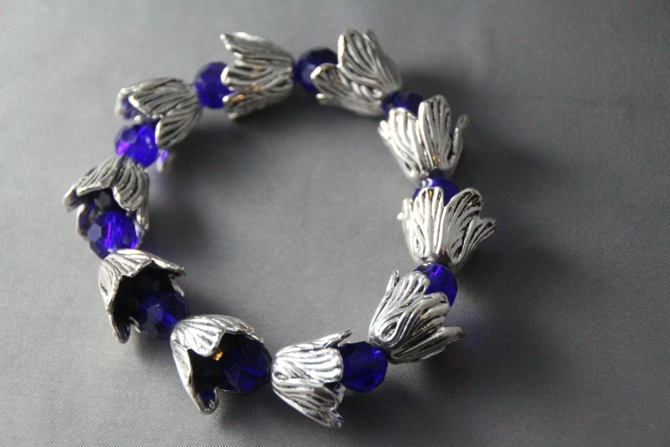 Pulsera elástica azul oscuro facetada brotes plata peltre cristal y flores talla 7" Foto 4 de 4