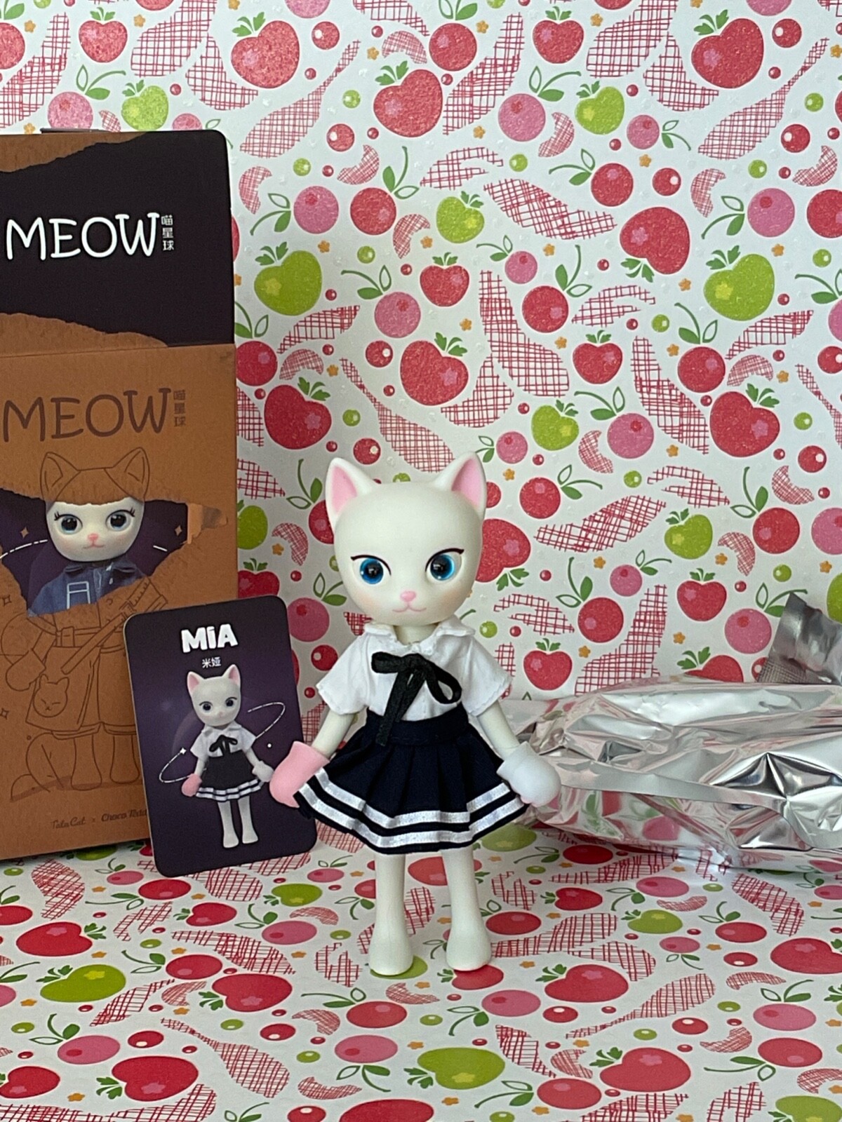 Chat Meow Mia poupée de collection en porcelaine blanche de 30 cm