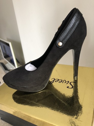 Buckle Gold Black High Heels Size 3 Brand New - Picture 2 of 3