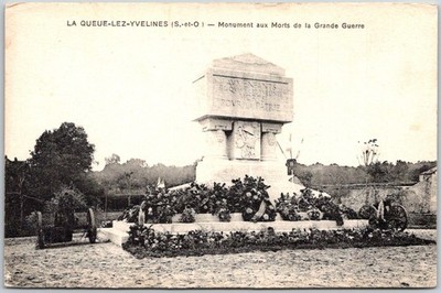 Monument Aux Morts de La Grande Guerre La Queue Lez Yvelines Unposted Postcard